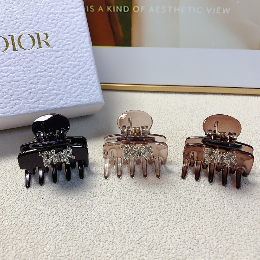 NO:282249,Dior Dior clip new logo clip versatile temperament and exquisite daily items, must-have items for fairies, treasure style, recommended style for closed eyes (single) hair accessories, hairpins, dior, dior, hairpins19860909Dior迪奥 Dior抓夹 新款logo抓夹 气质百搭 日常精致小单品 小仙女必入单品 宝藏款 闭眼入推荐款（单个）发饰,发夹,dior,dior,hairpins,accessory
