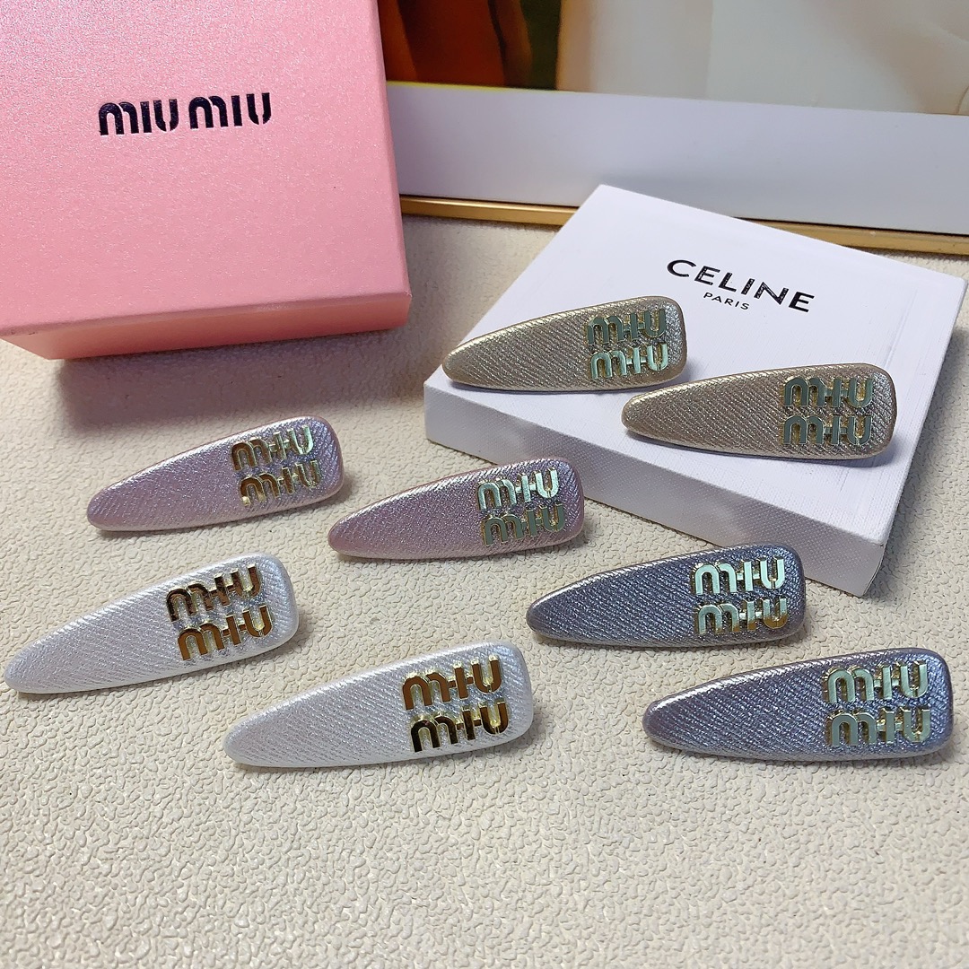 NO:282258,Miumiu Miumiu hairpin titanium steel logo hairpin press clip edge clip bang clip daily exquisite small items, temperament and versatile little fairy must-have items, treasure style, closed eyes and recommended style (one pair) hair accessories, hairpins, miumiu, hairpins19860909miumiu缪缪 miumiu发夹 钛钢logo发夹压夹边夹刘海夹日常精致小单品 气质百搭小仙女必入单品 宝藏款 闭眼入推荐款（一对）发饰,发夹,miumiu,hairpins,accessory