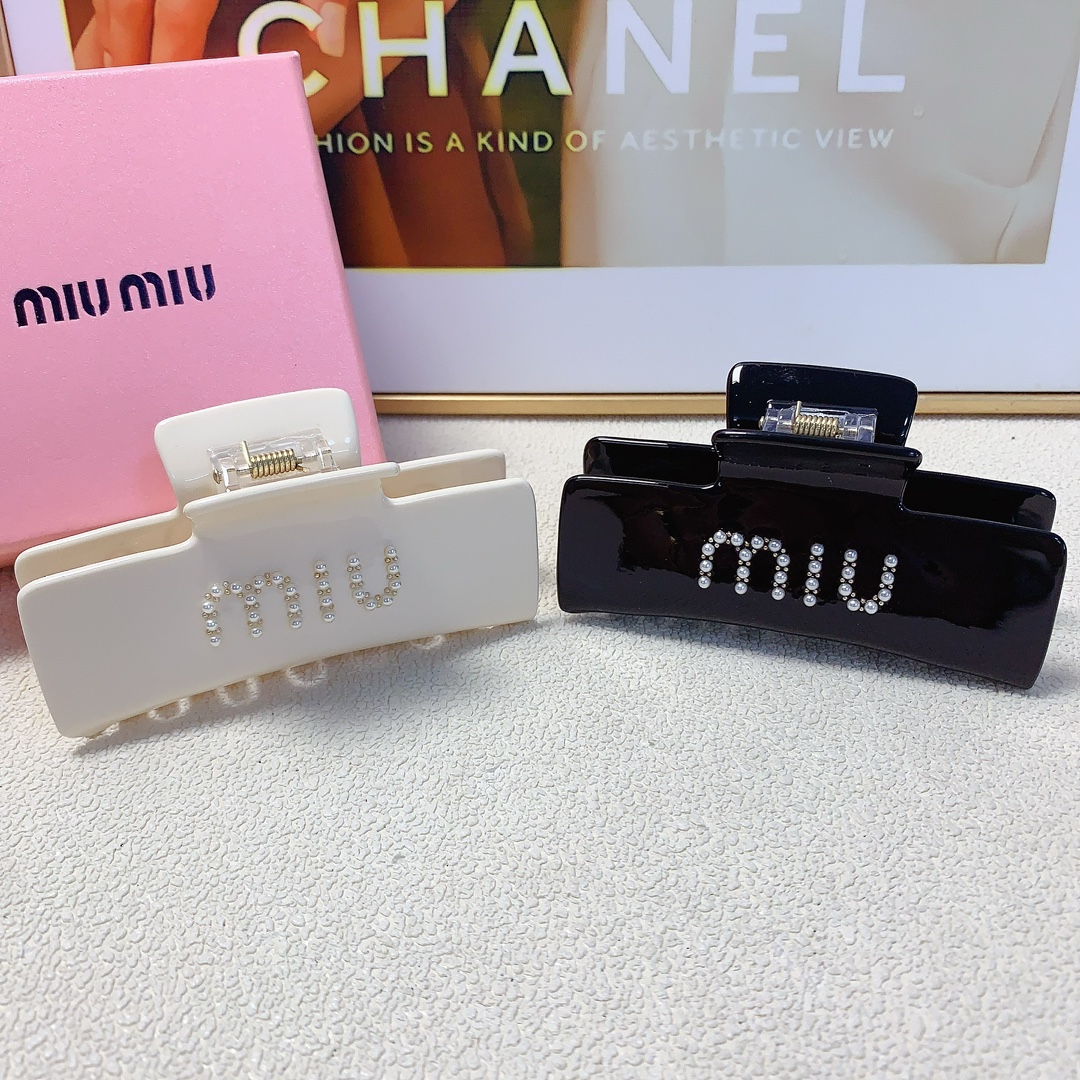 NO:282260,Miumiu Miumiu Miumiu clip pearl logo clip versatile temperament and exquisite daily items. Must-in-place items for fairies. Treasure style. Recommended style for closed eyes (single with hairband box, hairpins, miumiu, hairpins19860909miumiu缪缪 miumiu抓夹 珍珠logo抓夹 气质百搭 日常精致小单品 小仙女必入单品 宝藏款 闭眼入推荐款（单个配发箍盒发饰,发夹,miumiu,hairpins,accessory
