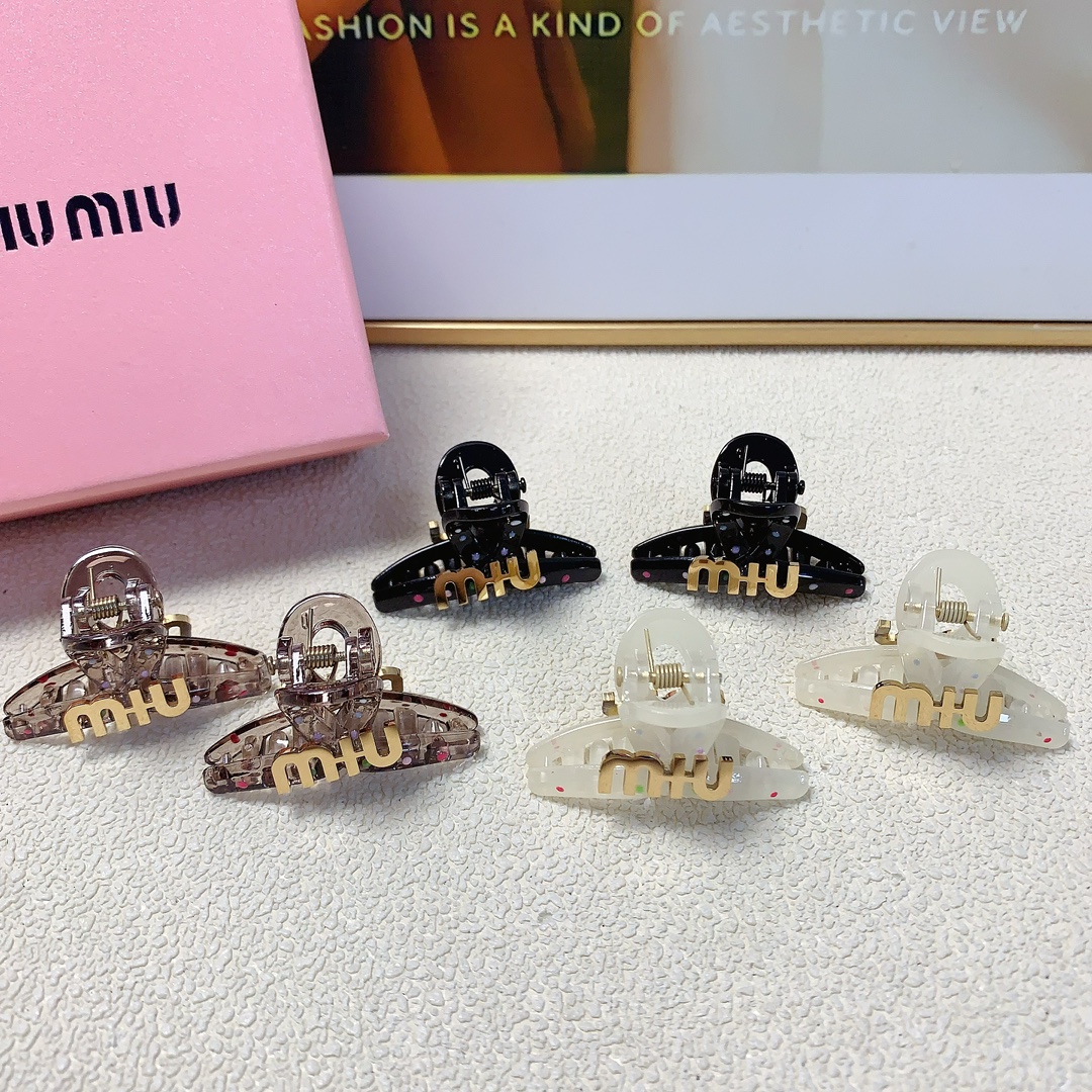 miumiu缪缪miumiu抓夹钛钢logo抓夹韩版小边夹精致小仙女必入单品宝藏款闭眼入推荐款一对