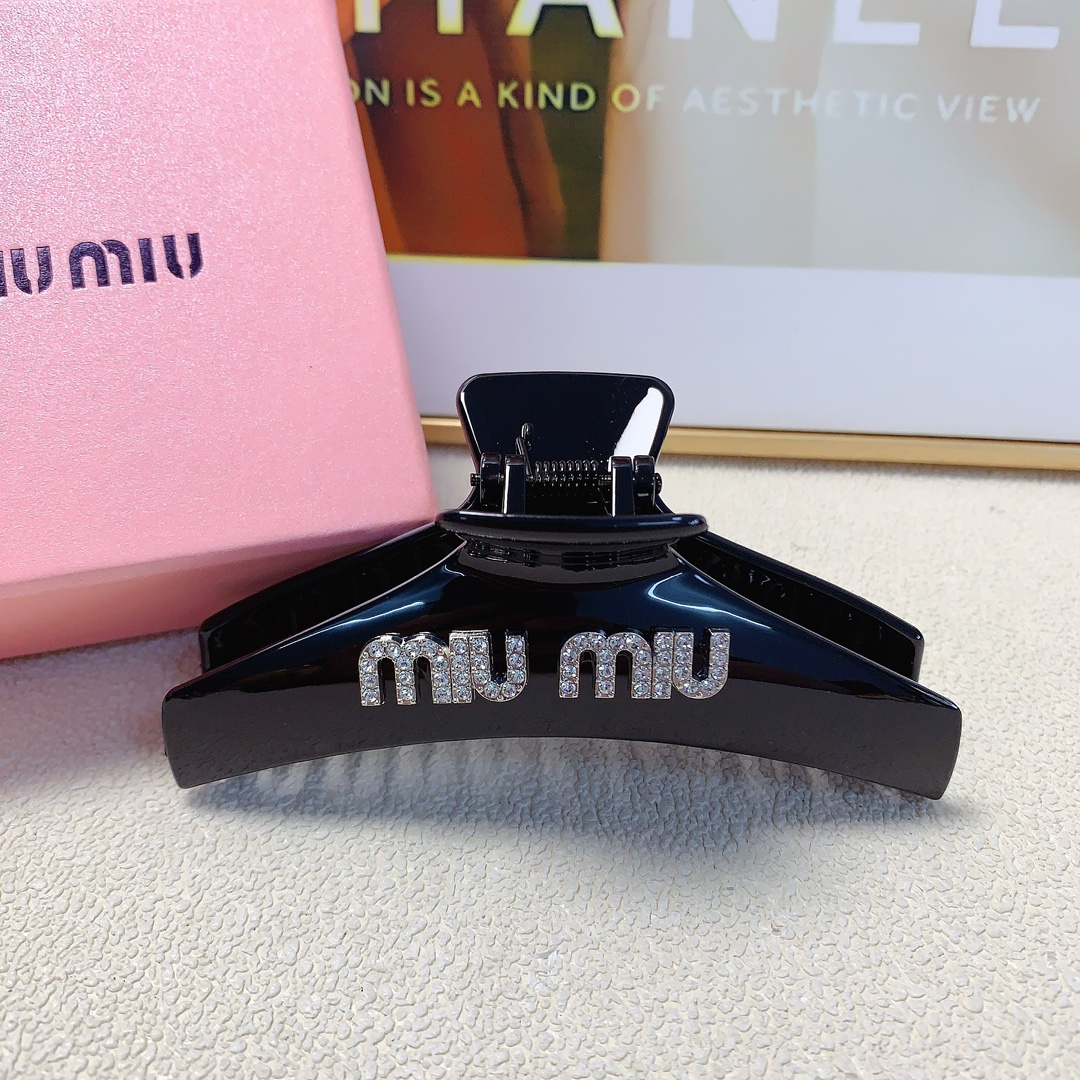 NO:282627,Miumiu Miumiu Miumiu clip full diamond logo clip versatile temperament and exquisite daily items. Must-in-apple items for fairies. Treasure style. Recommended style for closed eyes (single with hairband box, hairpins, miumiu, hairpins19860909miumiu缪缪 miumiu抓夹 满钻logo抓夹 气质百搭 日常精致小单品 小仙女必入单品 宝藏款 闭眼入推荐款（单个配发箍盒发饰,发夹,miumiu,hairpins,accessory