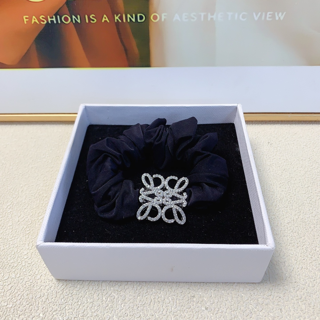 NO:282797,35 loewe loewe rubber band full diamond logo rubber band hair ring temperament versatile little fairy must-apply item Treasure style Close eyes recommended (single) hairpin, hairpin, loewe, loewe, hairpins1986090935 loewe罗意威 loewe皮筋 满钻logo皮筋发圈 气质百搭小仙女必入单品 宝藏款 闭眼入推荐款（单个）发夹,发夹,loewe,loewe,hairpins,accessory