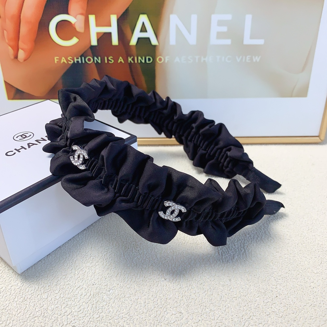 NO:282780,45 Chane Xiaoxiang Chanel hairband, wrinkled and full diamond logo, light luxury style hairband, temperament, versatile, little fairy must enter single product, full of celebrity style~ Treasure style, recommended style closed eyes (single hairpins, hairpins, chanel, hairpins1986090945 chane小香 chanel发箍 褶皱满钻logo轻奢风发箍气质百搭小仙女必入单品名媛风十足～宝藏款 闭眼入推荐款（单个发夹,发夹,chanel,hairpins,accessory