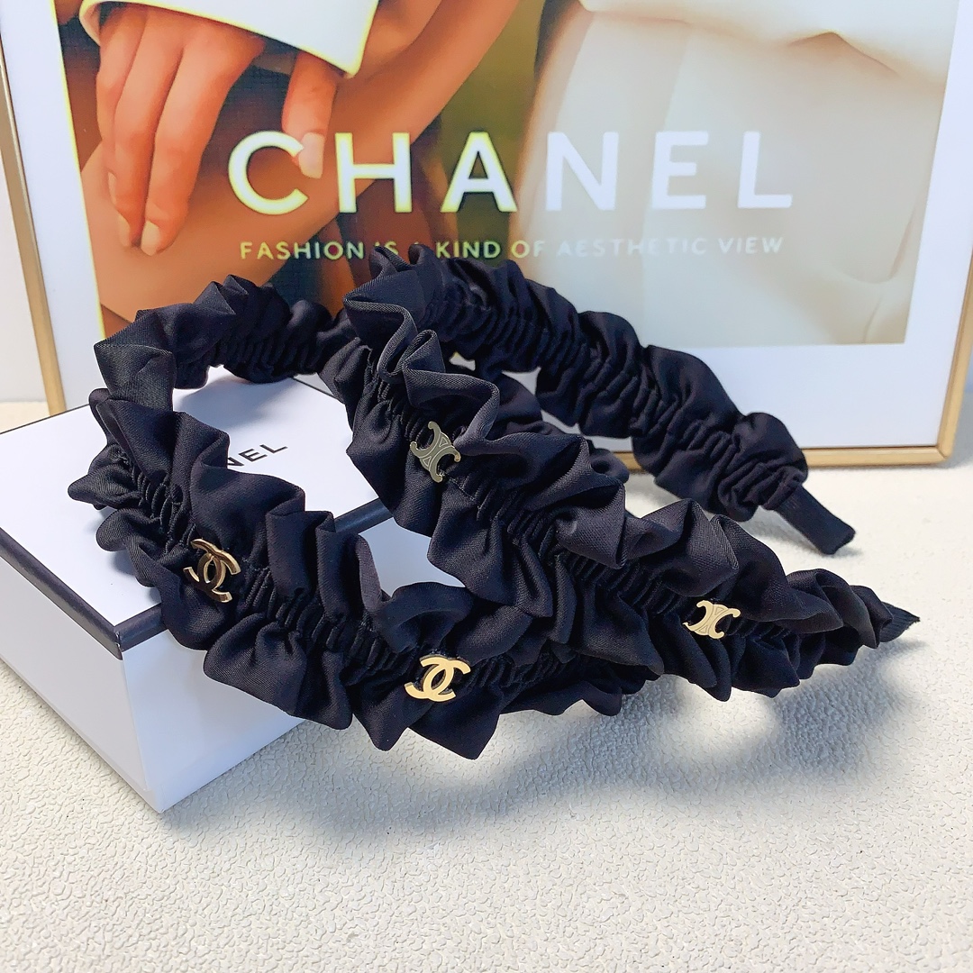 NO:282782,50 Chane Xiaoxiang Celine Celine pleated titanium steel logo light luxury style hairband temperament versatile little fairy must-enter single product full of celebrity style ~ treasure style recommended style closed eyes (single hairpin, hairpin, celine, celine, chanel, hairpins1986090950 chane小香 celine赛琳 褶皱钛钢logo轻奢风发箍气质百搭小仙女必入单品名媛风十足～宝藏款 闭眼入推荐款（单个发夹,发夹,celine,celine,chanel,hairpins,accessory