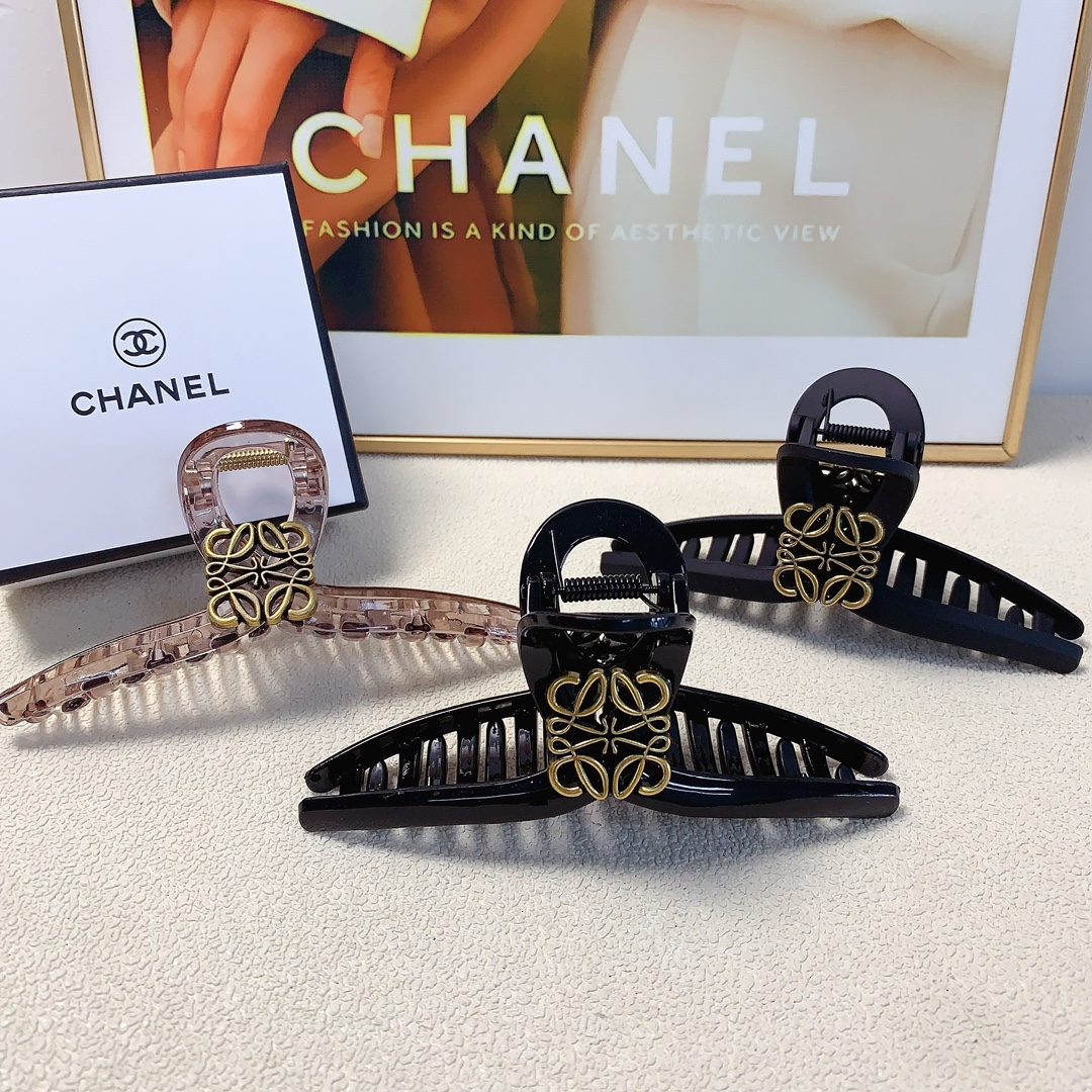 NO:282788,40 loewe loewe clip new retro logo clip versatile temperament and exquisite daily items, must-have items for fairies, treasure style, recommended style for closed eyes (single with hairband box) hairpins, hairpins, loewe, loewe, hairpins1986090940 loewe罗意威 loewe抓夹 新款复古logo抓夹 气质百搭 日常精致小单品 小仙女必入单品 宝藏款 闭眼入推荐款（单个配发箍盒）发夹,发夹,loewe,loewe,hairpins,accessory