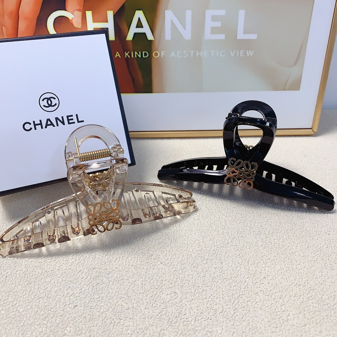 NO:282790,45 loewe loewe clip new titanium steel logo clip versatile temperament and exquisite daily items, must-have items for fairies, treasure style, recommended style for closed eyes (single with hairband box) hairpins, hairpins, loewe, loewe, hairpins1986090945 loewe罗意威 loewe抓夹 新款钛钢logo抓夹 气质百搭 日常精致小单品 小仙女必入单品 宝藏款 闭眼入推荐款（单个配发箍盒）发夹,发夹,loewe,loewe,hairpins,accessory