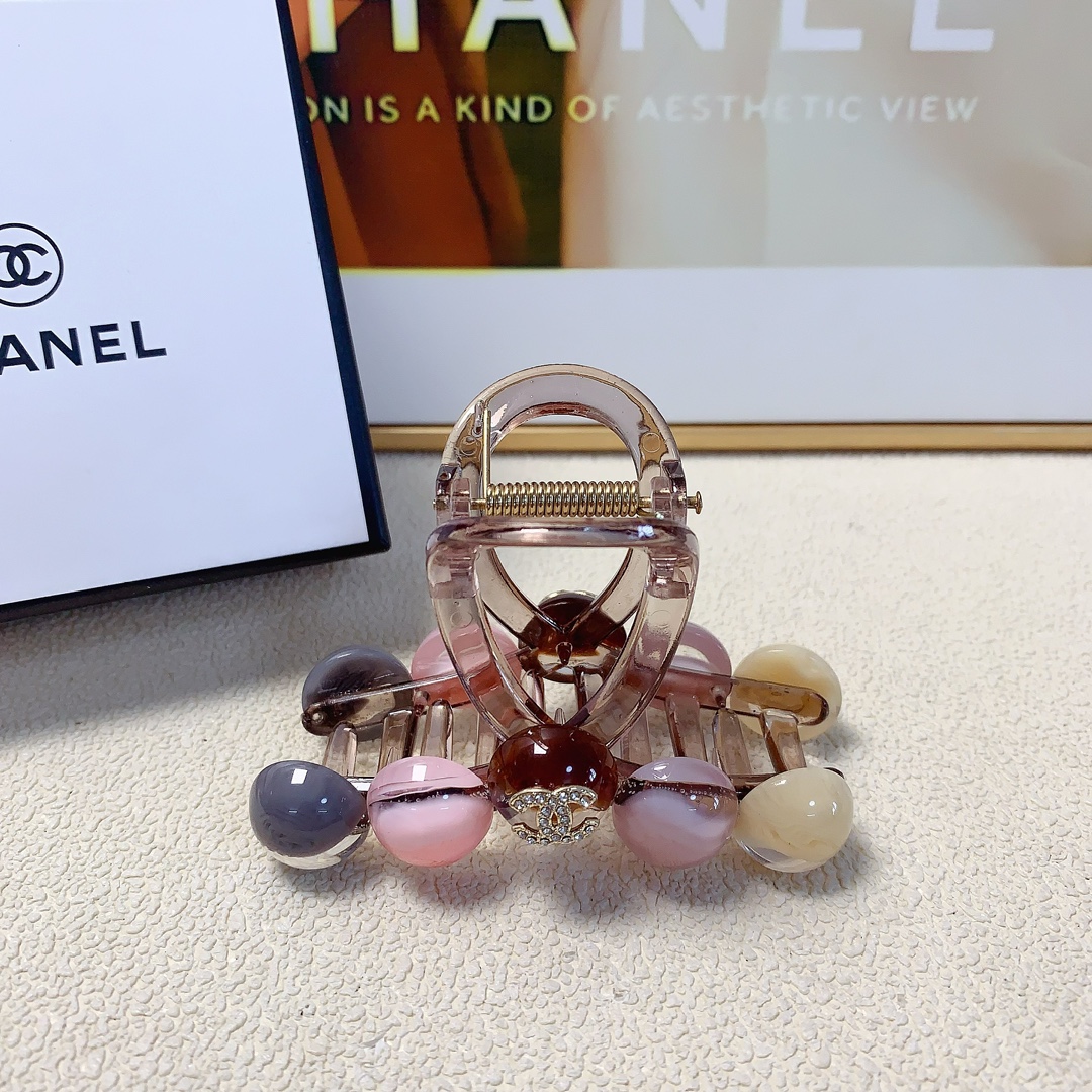 NO:282796,35 Chanel Xiaoxiang Chanel clip New logo clip versatile temperament Everyday exquisite small items Little fairy must-have items Treasure style Close eyes recommended (single) hairpin, hairpin, chanel, hairpins1986090935 chanel小香 chanel抓夹 新款logo抓夹 气质百搭 日常精致小单品 小仙女必入单品 宝藏款 闭眼入推荐款（单个）发夹,发夹,chanel,hairpins,accessory