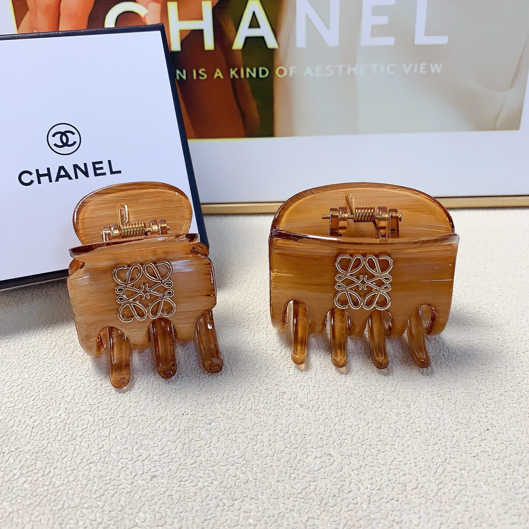 NO:282798,35 loewe loewe grab clip new logo grab clip versatile temperament everyday exquisite small items must-in-place for little fairies Treasure style recommended (single) hairpins, hairpins, loewe, loewe, hairpins1986090935 loewe罗意威 loewe抓夹 新款logo抓夹 气质百搭 日常精致小单品 小仙女必入单品 宝藏款 闭眼入推荐款（单个）发夹,发夹,loewe,loewe,hairpins,accessory