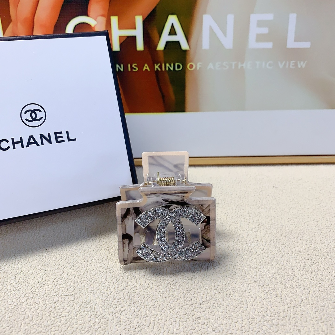 NO:282799,40 Chanel Xiaoxiang Chanel clip, acetic acid full diamond logo clip, versatile temperament, daily exquisite items, must-have items for fairies, treasure style, recommended style for closed eyes (single) hairpins, hairpins, chanel, hairpins1986090940 chanel小香 chanel抓夹 醋酸满钻logo抓夹 气质百搭 日常精致小单品 小仙女必入单品 宝藏款 闭眼入推荐款（单个）发夹,发夹,chanel,hairpins,accessory