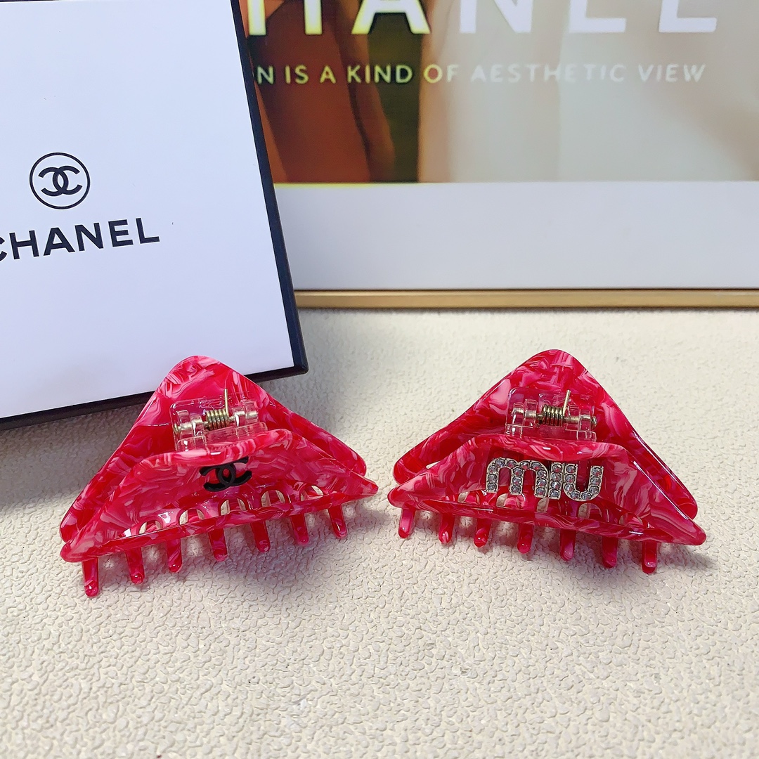 NO:282802,40 Chanel Xiaoxiang Miumiu Triangle acetic acid logo clip, versatile temperament, daily exquisite items, must-have items for fairies, treasure style, recommended style for closed eyes (single hairpins, hairpins, chanel, miumiu, hairpins1986090940 chanel小香 miumiu缪缪 三角形醋酸logo抓夹 气质百搭 日常精致小单品 小仙女必入单品 宝藏款 闭眼入推荐款（单个发夹,发夹,chanel,miumiu,hairpins,accessory