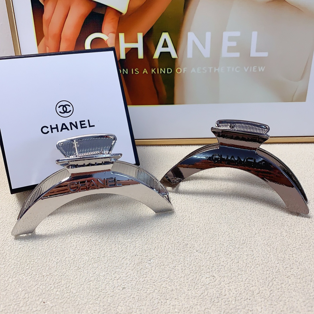 NO:282805,45 Chanel Xiaoxiang Chanel clip semicircular metal logo clip versatile temperament everyday exquisite items Little fairy must-have items Treasure model Closed eyes recommended (single hairband box) hairpin, hairpin, chanel, hairpins1986090945 chanel小香 chanel抓夹 半圆形金属logo抓夹 气质百搭 日常精致小单品 小仙女必入单品 宝藏款 闭眼入推荐款（单个配发箍盒）发夹,发夹,chanel,hairpins,accessory