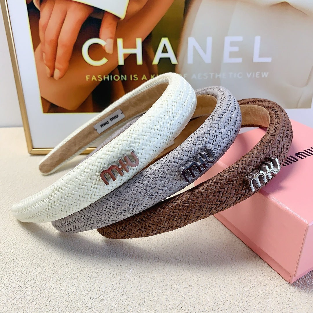 NO:282868,45 miumiu miumiu hairband straw woven lafite titanium steel logo light luxury style hairband temperament versatile little fairy must-apple single product full of celebrity style ~ treasure style closed eyes recommended (single) hairpins, hairpins, miumiu, espadrilles, hairpins1986090945 miumiu缪缪 miumiu发箍 草编拉菲草钛钢logo轻奢风发箍气质百搭小仙女必入单品名媛风十足～宝藏款 闭眼入推荐款（单个）发夹,发夹,miumiu,espadrilles,hairpins,accessory