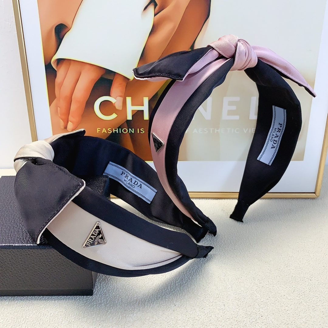 NO:282874,45 rada rada hairband New bow triangle logo light luxury style hairband temperament versatile little fairy must-enter single product full of celebrity style ~ treasure style closed eyes recommended (single) hairpins, hairpins, prada, prada, hairpins1986090945 rada普拉达 rada发箍 新款蝴蝶结三角logo轻奢风发箍气质百搭小仙女必入单品名媛风十足～宝藏款 闭眼入推荐款（单个）发夹,发夹,prada,prada,hairpins,accessory