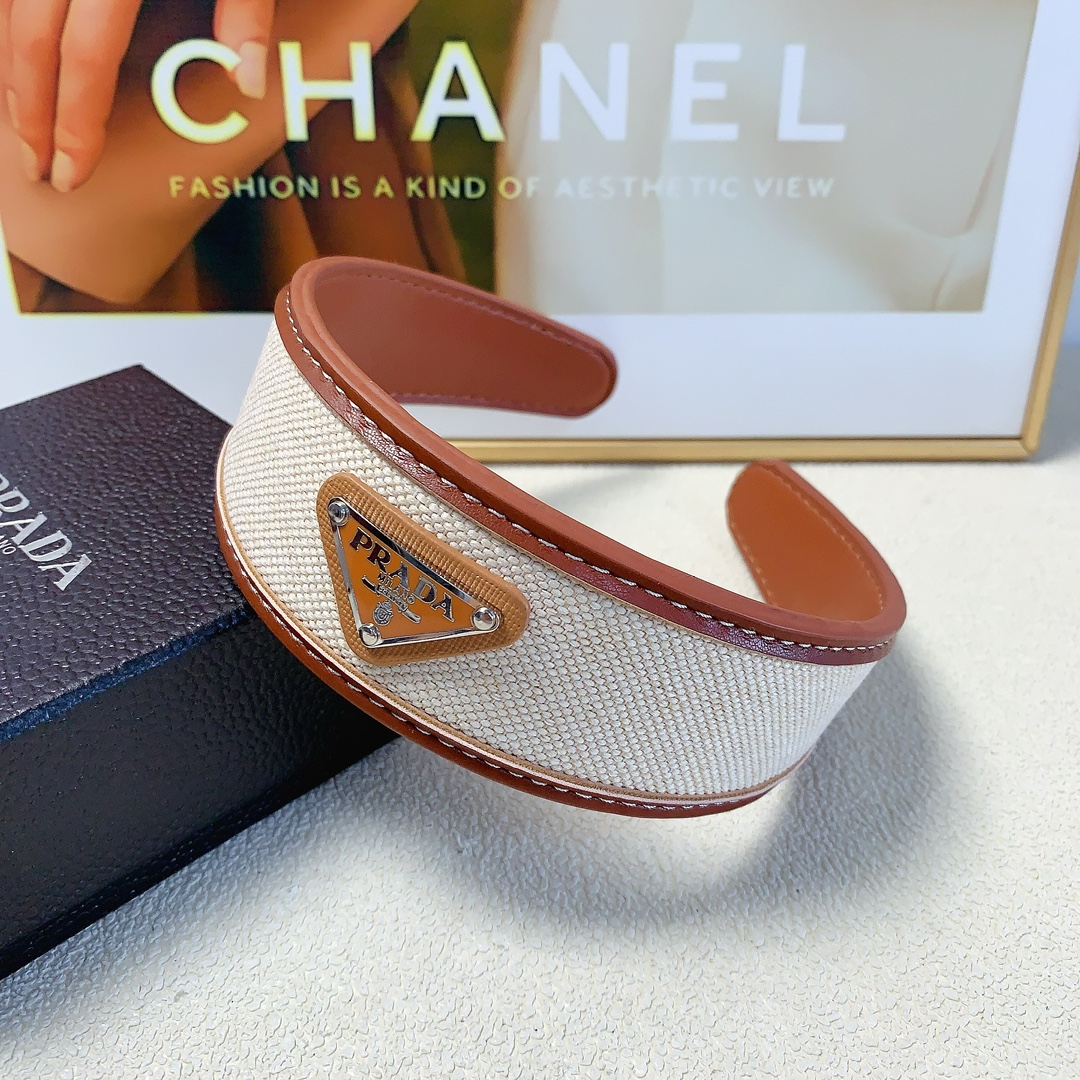 NO:282877,55 rada rada hairband wide cowhide light luxury style European and American hairband temperament versatile little fairy must-enter single product full of celebrity style ~ treasure style closed eyes recommended (single) hairpins, hairpins, prada, prada, cowhide, hairpins1986090955 rada普拉达 rada发箍 宽版牛皮轻奢风欧美发箍气质百搭小仙女必入单品名媛风十足～宝藏款 闭眼入推荐款（单个）发夹,发夹,prada,prada,cowhide,hairpins,accessory