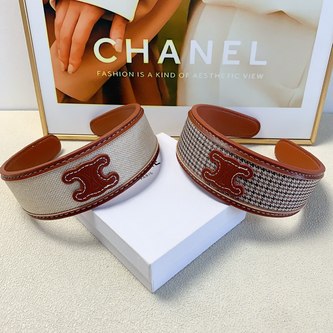 NO:282851,55 celine celine headband Arc de Triomphe wide version cowhide light luxury European and American headband temperament versatile little fairy must-apply single product full of celebrity style ~ treasure style closed eyes recommended (single) hairpins, hairpins, celine, celine, cowhide, hairpins1986090955 celine赛琳 celine发箍 凯旋门宽版牛皮轻奢风欧美发箍气质百搭小仙女必入单品名媛风十足～宝藏款 闭眼入推荐款（单个）发夹,发夹,celine,celine,cowhide,hairpins,accessory