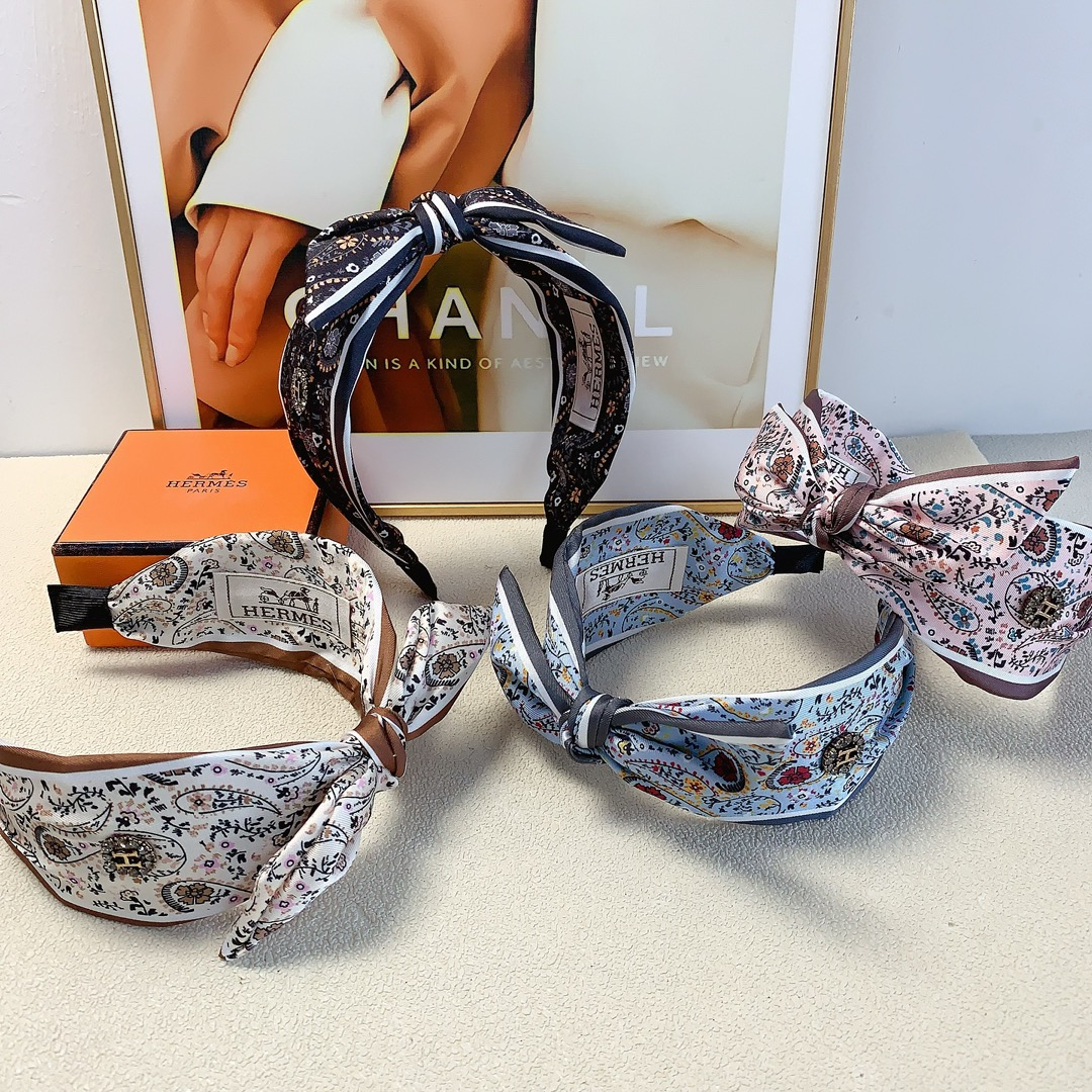 NO:282854,45 Hermes Hermes headband Satin light luxury headband temperament versatile little fairy must-apply single product full of celebrity style ~ treasure style closed eyes recommended (single) hairpins, hairpins, hermes, hermes, hairpins1986090945 Hermes爱马仕 Hermes发箍 缎面轻奢发箍气质百搭小仙女必入单品名媛风十足～宝藏款 闭眼入推荐款（单个）发夹,发夹,hermes,hermes,hairpins,accessory