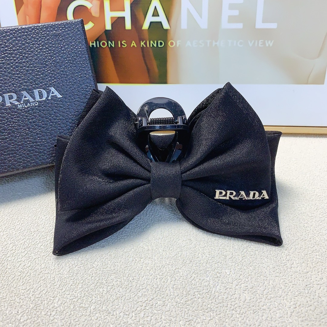 NO:282879,45 rada rada hair clips Ogensha logo clips Temperament exquisite daily neat items Little fairy must-have items Treasure style Closed eyes recommended (single with hairband box) hair clips, hair clips, prada, prada, hairpins1986090945 rada普拉达 rada发夹 欧根纱logo抓夹 气质百搭 日常精致小单品 小仙女必入单品 宝藏款 闭眼入推荐款（单个配发箍盒）发夹,发夹,prada,prada,hairpins,accessory