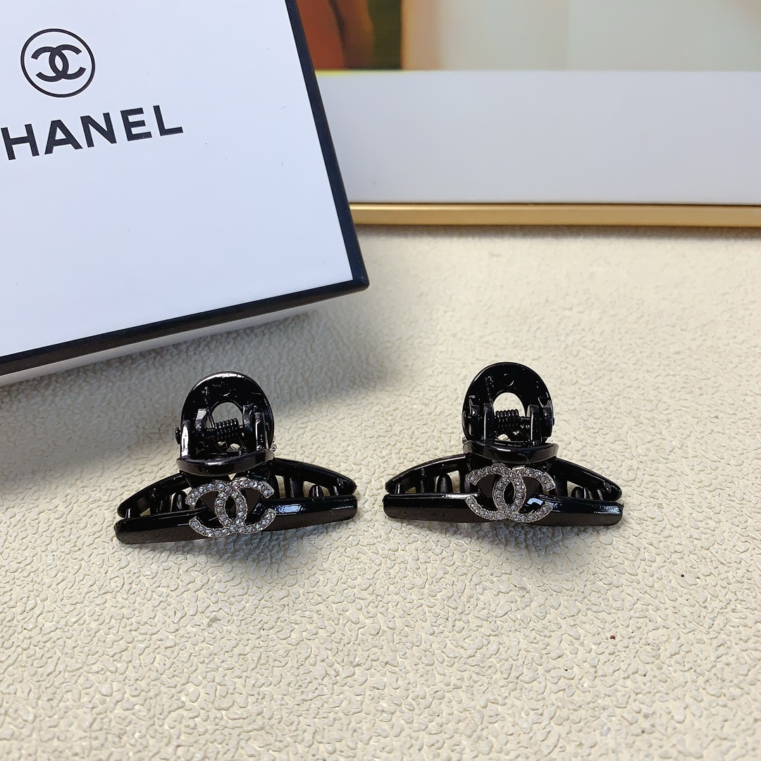 NO:282881,50 Chanel Xiaoxiang Chanel clip New full-diamond logo clip Korean version small edge clip Exquisite little fairy must-in item Treasure model Close eyes recommended (one pair) hairpin, hairpin, chanel, hairpins1986090950 Chanel小香 Chanel抓夹 新款满钻logo抓夹韩版小边夹 精致小仙女必入单品 宝藏款 闭眼入推荐款（一对）发夹,发夹,chanel,hairpins,accessory