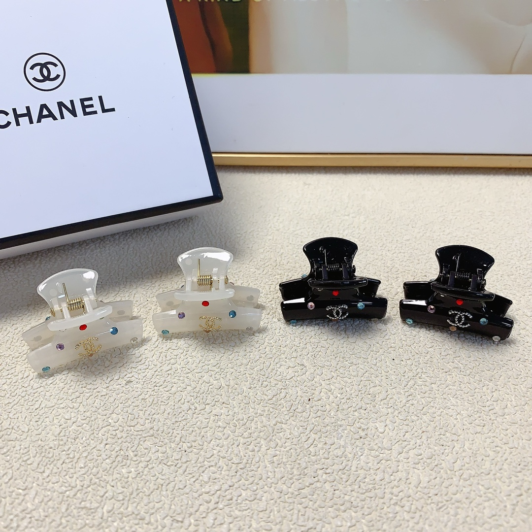 NO:282883,50 Chanel Xiaoxiang Chanel clip New logo clip Korean version small edge clip Exquisite little fairy must-in item Treasure model Close eyes recommended (one pair) hairpin, hairpin, chanel, hairpins1986090950 Chanel小香 Chanel抓夹 新款logo抓夹韩版小边夹 精致小仙女必入单品 宝藏款 闭眼入推荐款（一对）发夹,发夹,chanel,hairpins,accessory