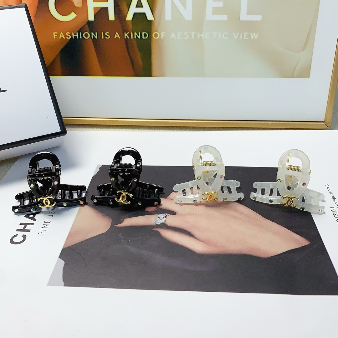 NO:282885,50 Chanel Xiaoxiang Chanel clip New color diamond logo clip Korean version small edge clip Exquisite little fairy must-in item Treasure model Close eyes recommended (one pair) hairpin, hairpin, chanel, hairpins1986090950 Chanel小香 Chanel抓夹 新款彩钻logo抓夹韩版小边夹 精致小仙女必入单品 宝藏款 闭眼入推荐款（一对）发夹,发夹,chanel,hairpins,accessory