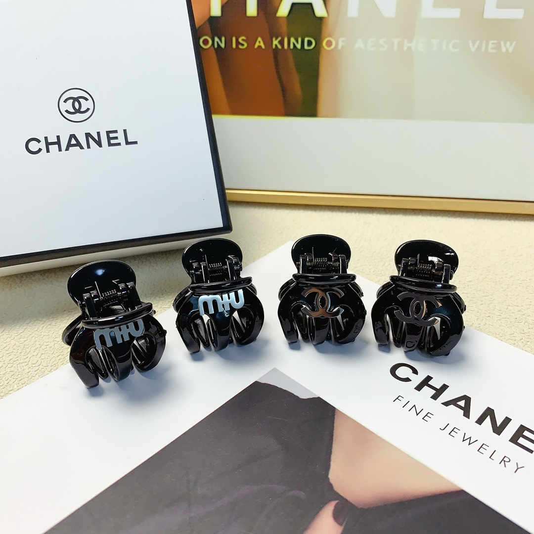 NO:282889,50 Chanel Xiaoxiang Miumiu New titanium steel logo clip Korean version small edge clip Exquisite little fairy must-in-one item Treasure model Close eyes recommended (one pair) hairpin, hairpin, chanel, miumiu, hairpins1986090950 Chanel小香 miumiu缪缪 新款钛钢logo抓夹韩版小边夹 精致小仙女必入单品 宝藏款 闭眼入推荐款（一对）发夹,发夹,chanel,miumiu,hairpins,accessory