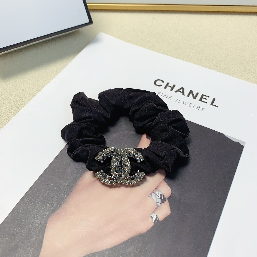 NO:282893,40 Chanel Xiaoxiang Chanel rubber band New Czech diamond logo rubber band hair ring Daily exquisite items All-matched temperament and versatile little fairy must-have items Treasure style Close eyes recommended (single) hairpins, hairpins, chanel, hairpins1986090940 Chanel小香 Chanel皮筋 新款捷克钻logo皮筋发圈 日常精致小单品 气质百搭小仙女必入单品 宝藏款 闭眼入推荐款（单个）发夹,发夹,chanel,hairpins,accessory