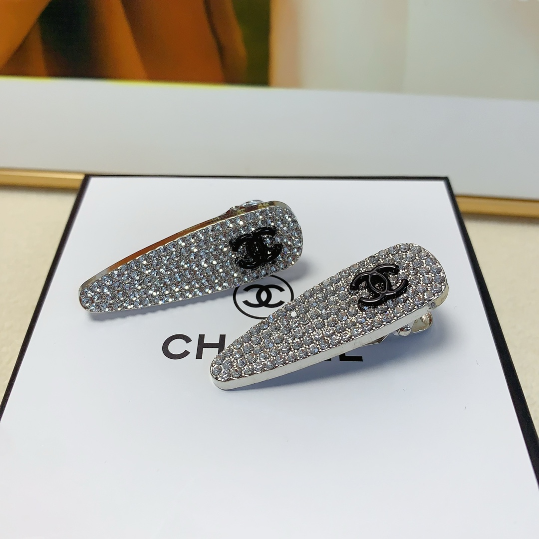 NO:282895,50 Chanel Xiaoxiang Chanel Pressing Clip Water Drop Full Diamond Logo Pressing Clip Edge Clip Bangle Clip Daily exquisite small items, temperament and versatile little fairy must-have items, treasure style, closed eyes and recommended style (one pair) hairpins, hairpins, chanel, hairpins1986090950 chanel小香 chanel压夹 水滴满钻logo压夹边夹刘海夹日常精致小单品 气质百搭小仙女必入单品 宝藏款 闭眼入推荐款（一对）发夹,发夹,chanel,hairpins,accessory
