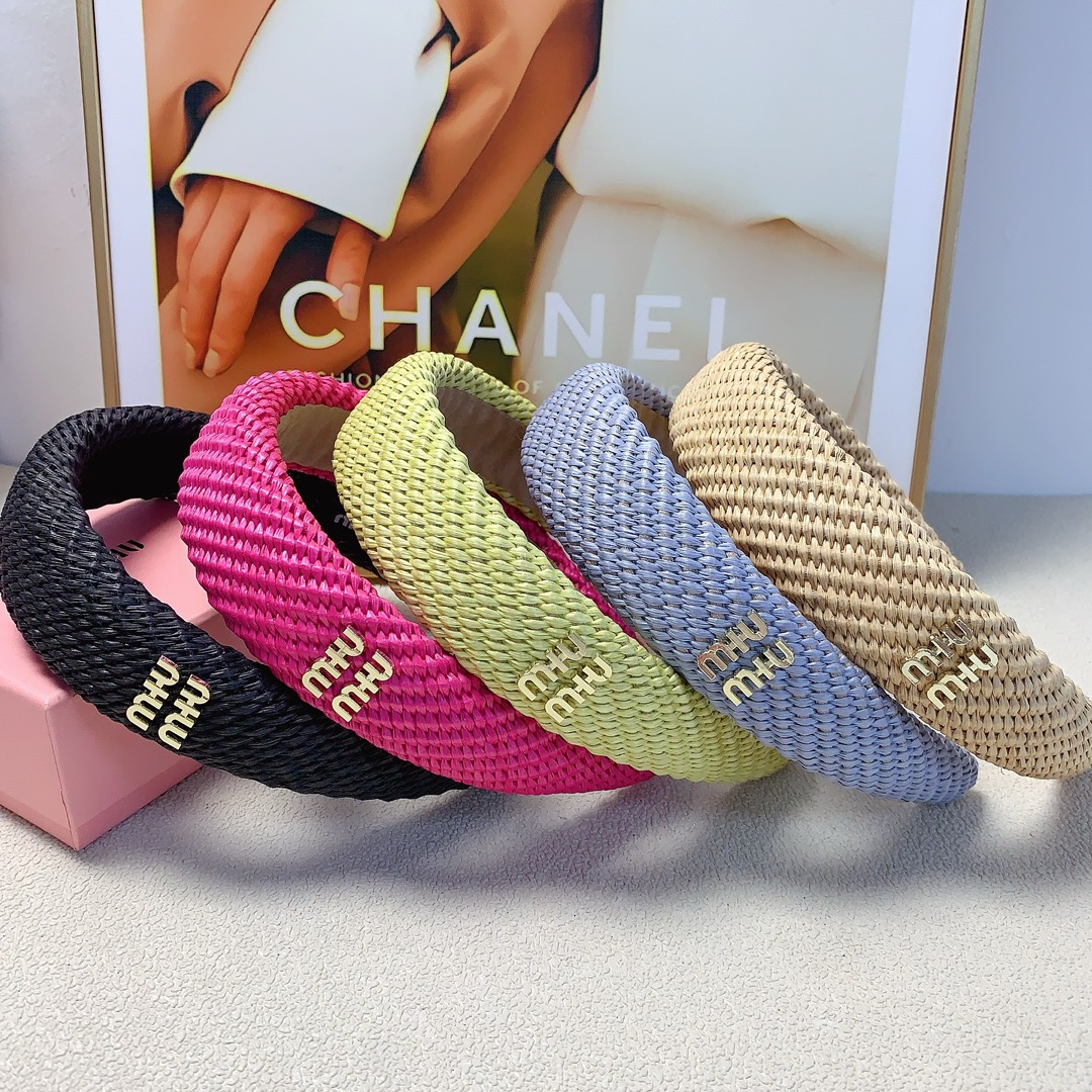 NO:282897,45 miumiu miumiu hairband straw woven lafite logo light luxury style hairband temperament versatile little fairy must enter single product full of celebrity style ~ treasure style closed eyes recommended (single) hairpins, hairpins, miumiu, espadrilles, hairpins1986090945 miumiu缪缪 miumiu发箍 草编拉菲草logo轻奢风发箍气质百搭小仙女必入单品名媛风十足～宝藏款 闭眼入推荐款（单个）发夹,发夹,miumiu,espadrilles,hairpins,accessory
