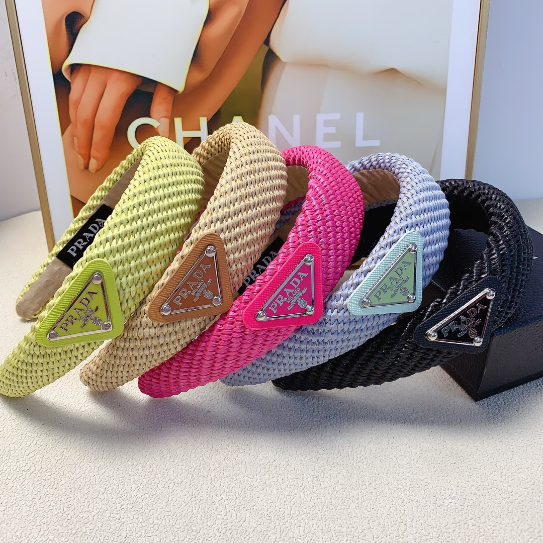 NO:282880,45 rada rada hairband straw woven rafa triangular logo light luxury style hairband temperament versatile little fairy must-enter single product full of celebrity style ~ treasure style closed eyes recommended (single) hairpins, hairpins, prada, prada, espadrilles, hairpins1986090945 rada普拉达 rada发箍 草编拉菲草三角logo轻奢风发箍气质百搭小仙女必入单品名媛风十足～宝藏款 闭眼入推荐款（单个）发夹,发夹,prada,prada,espadrilles,hairpins,accessory