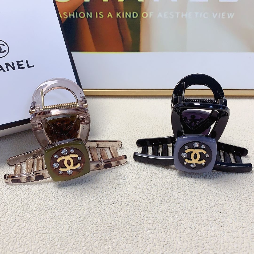 NO:282892,40 Chanel Xiaoxiang Chanel clip New logo clip versatile temperament Everyday exquisite items Little fairy must-have items Treasure style Close eyes recommended (single) hairpin, hairpin, chanel, hairpins1986090940 chanel小香 chanel抓夹 新款logo抓夹 气质百搭 日常精致小单品 小仙女必入单品 宝藏款 闭眼入推荐款（单个）发夹,发夹,chanel,hairpins,accessory