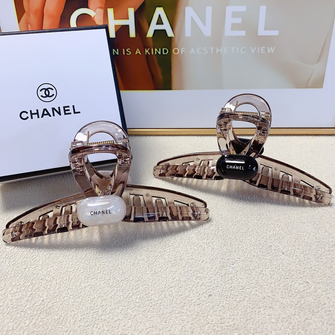 NO:282988,45 Chanel Xiaoxiang Chanel Hairpins New acetic acid logo clips All-matched temperament Everyday exquisite items Little fairy must-have items Treasure style Recommended style closed eyes (single hairband box) Hairpins, hairpins, chanel, hairpins1986090945 chanel小香 chanel发夹 新款醋酸logo抓夹 气质百搭 日常精致小单品 小仙女必入单品 宝藏款 闭眼入推荐款（单个配发箍盒）发夹,发夹,chanel,hairpins,accessory