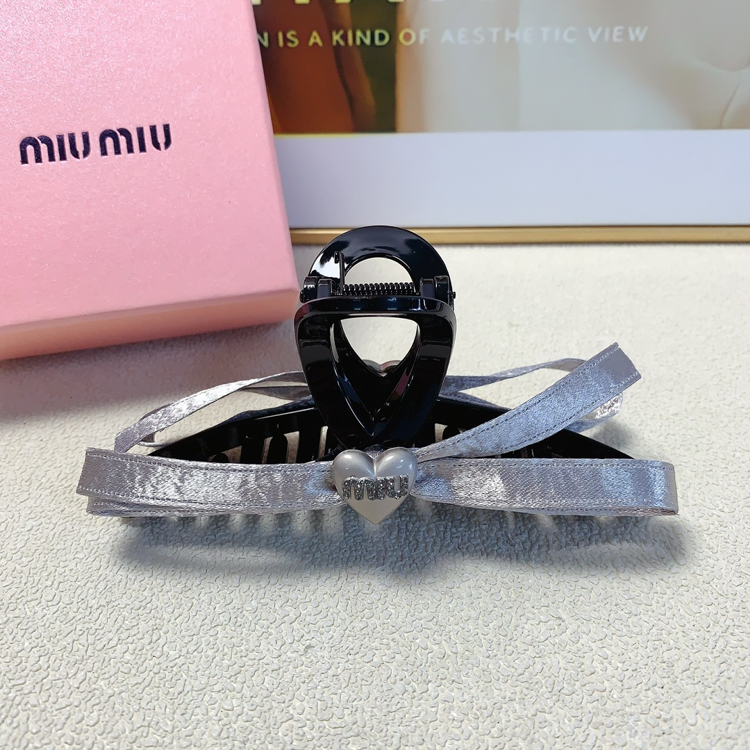 miumiu缪缪miumiu抓夹蝴蝶结logo抓夹气质百搭日常精致小单品小仙女必入单品宝藏款闭眼入推荐款