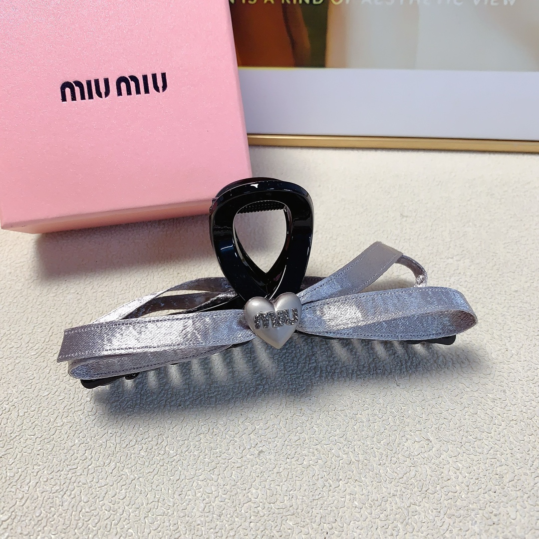 miumiu缪缪miumiu抓夹蝴蝶结logo抓夹气质百搭日常精致小单品小仙女必入单品宝藏款闭眼入推荐款