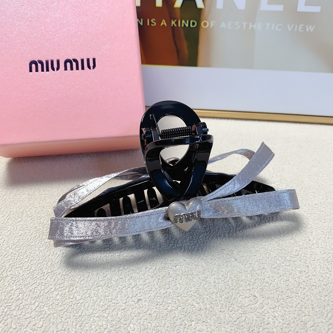 miumiu缪缪miumiu抓夹蝴蝶结logo抓夹气质百搭日常精致小单品小仙女必入单品宝藏款闭眼入推荐款