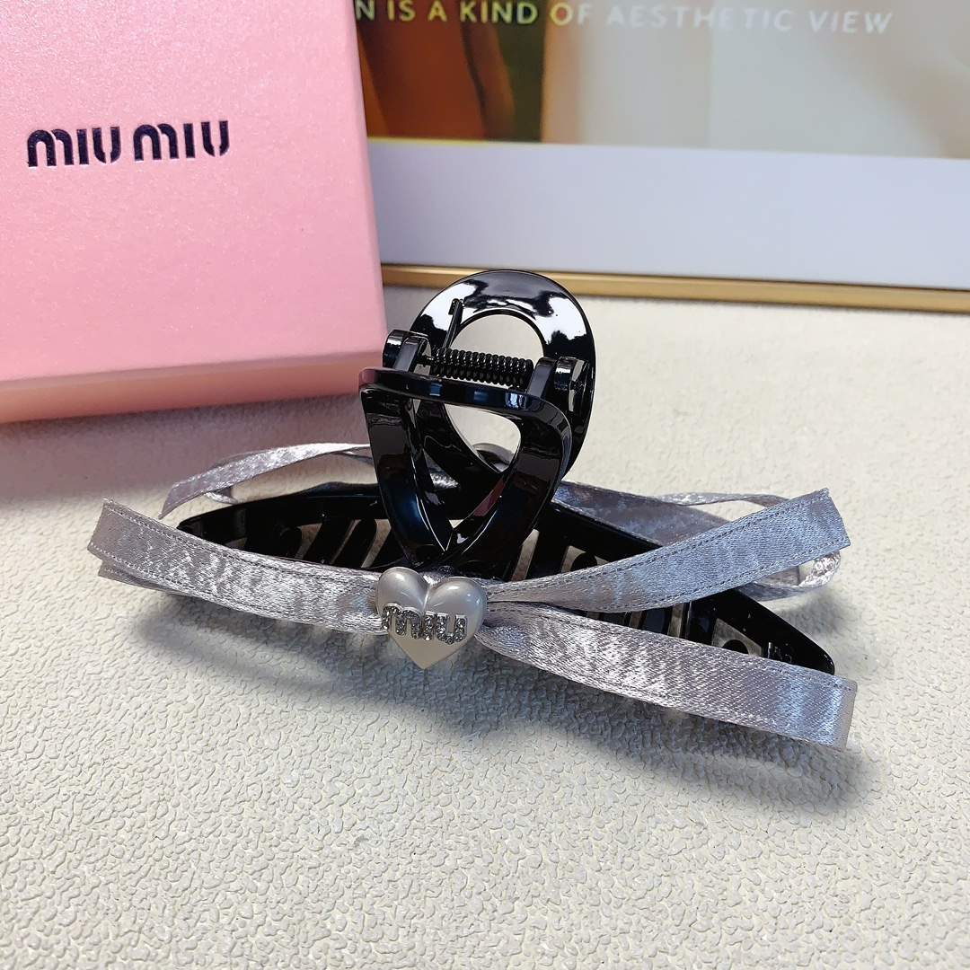 miumiu缪缪miumiu抓夹蝴蝶结logo抓夹气质百搭日常精致小单品小仙女必入单品宝藏款闭眼入推荐款