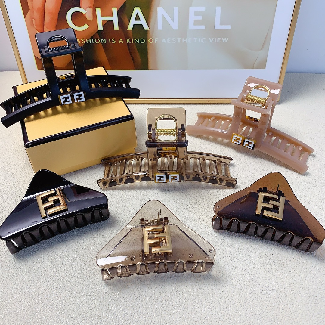 NO:283117,45 Fendi Fendi Fendi clip new logo clip versatile temperament everyday exquisite small items must-in for little fairies Treasure style recommended style closed eyes (single hairband box) hairpins, hairpins, fendi, fendi, fendi, hairpins1986090945 Fendi芬迪 Fendi抓夹 新款logo抓夹 气质百搭 日常精致小单品 小仙女必入单品 宝藏款 闭眼入推荐款（单个配发箍盒）发夹,发夹,fendi,fendi,hairpins,accessory