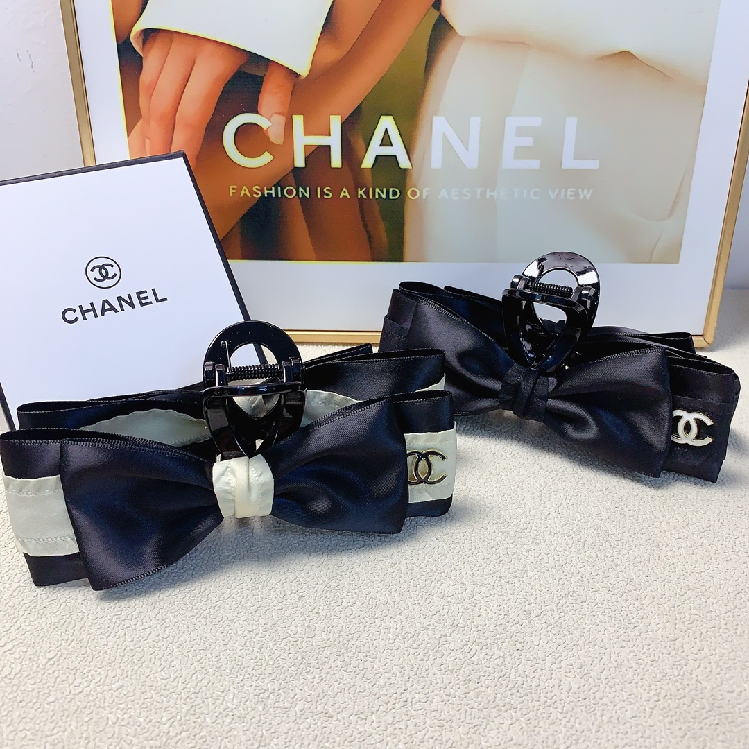 NO:283137,45 Chanel Xiaoxiang Chanel Hairpins New bow-knot grabbing, versatile temperament, daily exquisite items, must-have items for fairies, treasure style, recommended style for closed eyes (single hairband box) hairpins, hairpins, chanel, hairpins1986090945 chanel小香 chanel发夹 新款蝴蝶结抓夹 气质百搭 日常精致小单品 小仙女必入单品 宝藏款 闭眼入推荐款（单个配发箍盒）发夹,发夹,chanel,hairpins,accessory