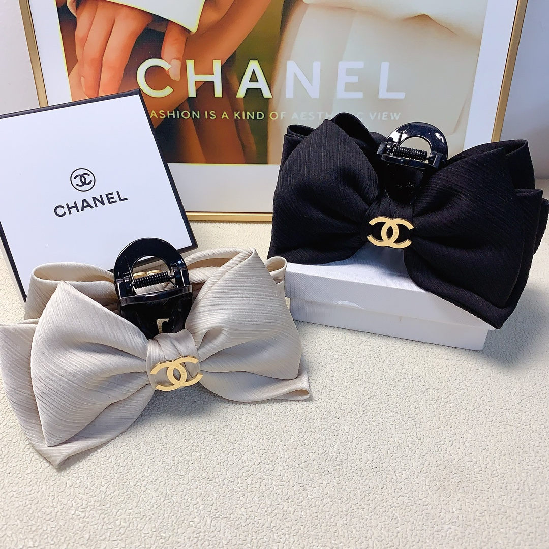 NO:283142,50 Chanel Xiaoxiang Chanel Hairpins New bow titanium steel logo clips All-matched temperament and exquisite daily items Little fairy must-have items Treasure model Closed eyes recommended (single hairband box) Hairpins, hairpins, chanel, hairpins1986090950 chanel小香 chanel发夹 新款蝴蝶结钛钢logo抓夹 气质百搭 日常精致小单品 小仙女必入单品 宝藏款 闭眼入推荐款（单个配发箍盒）发夹,发夹,chanel,hairpins,accessory