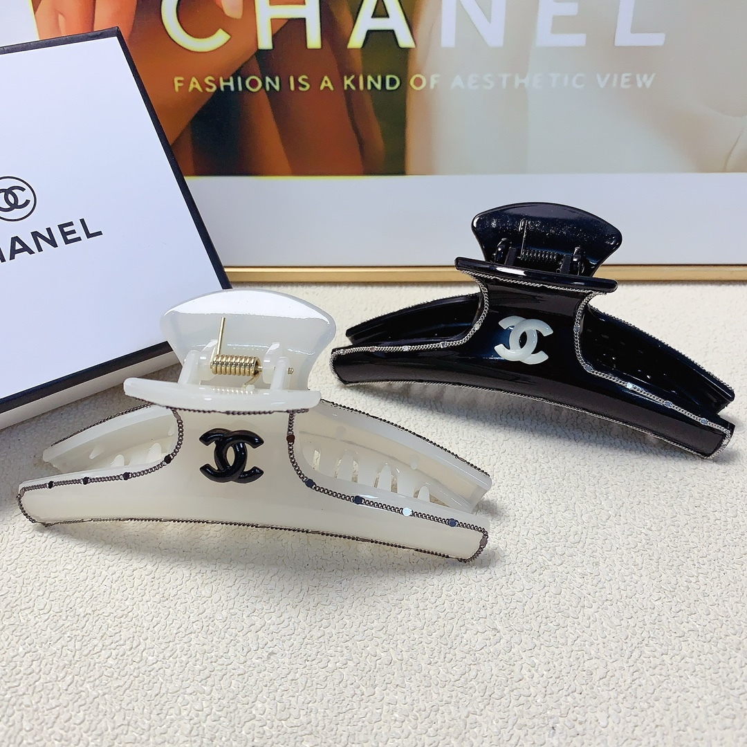 NO:283146,45 Chanel Xiaoxiang Chanel Hairpins New chain edge clips All-match temperament Everyday exquisite items Little fairy must-have items Treasure style Recommended style closed eyes (single hairband box) Hairpins, hairpins, chanel, hairpins1986090945 chanel小香 chanel发夹 新款链条边抓夹 气质百搭 日常精致小单品 小仙女必入单品 宝藏款 闭眼入推荐款（单个配发箍盒）发夹,发夹,chanel,hairpins,accessory
