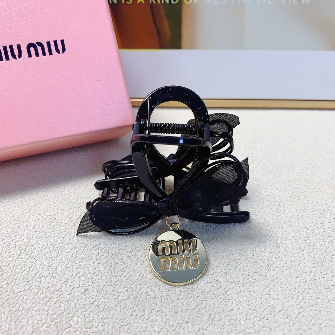 NO:283162,40 miumiu miumiu hairpin new bow grabbing versatile temperament everyday exquisite items must-have items for fairies Treasure style recommended (single) hairpin, hairpin, miumiu, hairpins1986090940 miumiu缪缪 miumiu发夹 新款蝴蝶结抓夹 气质百搭 日常精致小单品 小仙女必入单品 宝藏款 闭眼入推荐款（单个）发夹,发夹,miumiu,hairpins,accessory