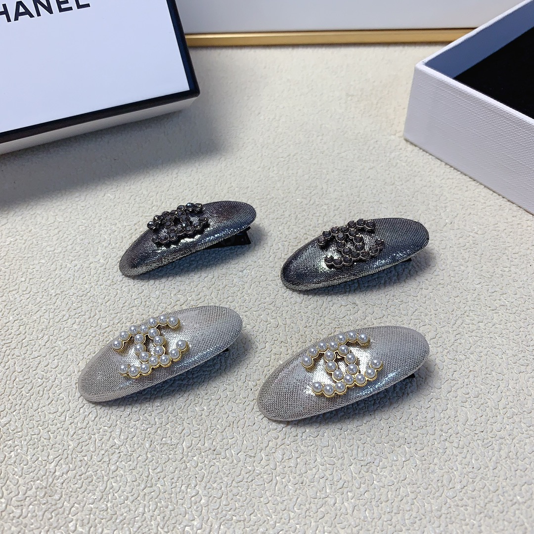 NO:283180,50 Chanel Xiaoxiang Chanel Hairpins New logo hairpins pressing edge clip bang clip daily exquisite small items, temperament and versatile little fairy must-have items, treasure style, closed eyes and recommended style (one pair) hairpins, hairpins, chanel, hairpins1986090950 chanel小香 chanel发夹 新款logo发夹压夹边夹刘海夹日常精致小单品 气质百搭小仙女必入单品 宝藏款 闭眼入推荐款（一对）发夹,发夹,chanel,hairpins,accessory