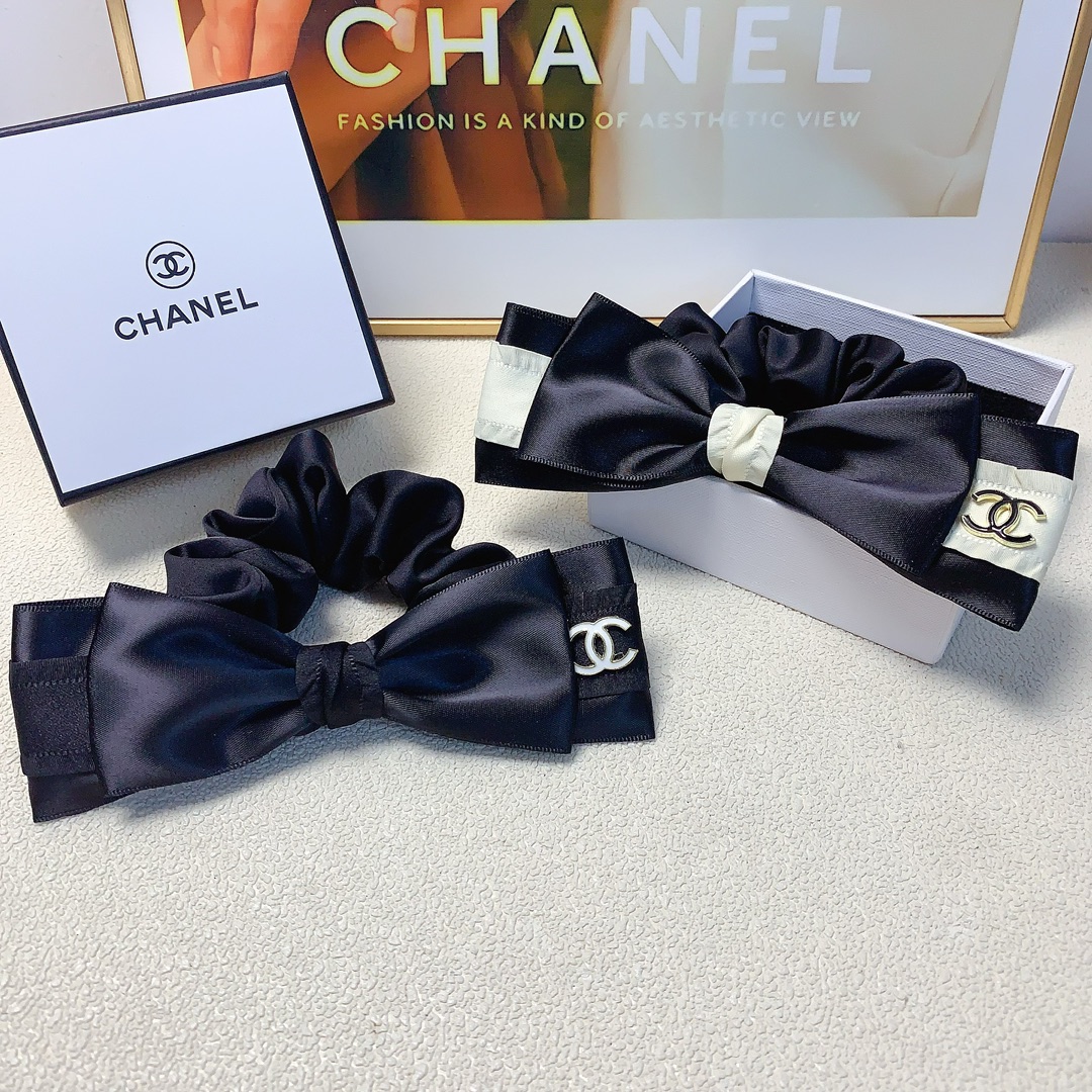 NO:283152,40 Chanel Xiaoxiang Chanel rubber band New bow dripping logo rubber band hair ring Daily exquisite items All-matched temperament and versatile little fairy must-have items Treasure style Closed eyes Recommended (single) hairpins, hairpins, chanel, hairpins1986090940 Chanel小香 Chanel皮筋 新款蝴蝶结滴油logo皮筋发圈 日常精致小单品 气质百搭小仙女必入单品 宝藏款 闭眼入推荐款（单个）发夹,发夹,chanel,hairpins,accessory
