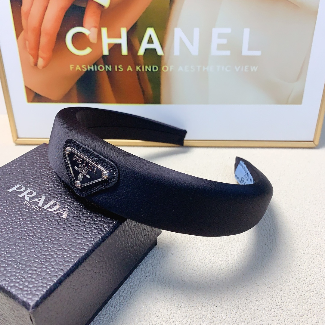 NO:283320,45 rada rada headband New simple triangle logo headband European and American style versatile daily exquisite small items Little fairy must-in-one items Treasure model Close eyes recommended (single) hairpins, hairpins, prada, prada, hairpins1986090945 rada普拉达 rada发箍 新款简约三角logo发箍欧美风气质百搭 日常精致小单品 小仙女必入单品 宝藏款 闭眼入推荐款（单个）发夹,发夹,prada,prada,hairpins,accessory