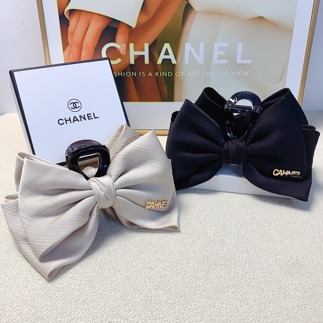 NO:283328,45 Chanel Xiaoxiang Chanel Hairpins New bow titanium steel logo clips All-matched temperament and exquisite daily items Little fairy must-have items Treasure model Closed eyes recommended (single hairband box) Hairpins, hairpins, chanel, hairpins1986090945 chanel小香 chanel发夹 新款蝴蝶结钛钢logo抓夹 气质百搭 日常精致小单品 小仙女必入单品 宝藏款 闭眼入推荐款（单个配发箍盒）发夹,发夹,chanel,hairpins,accessory