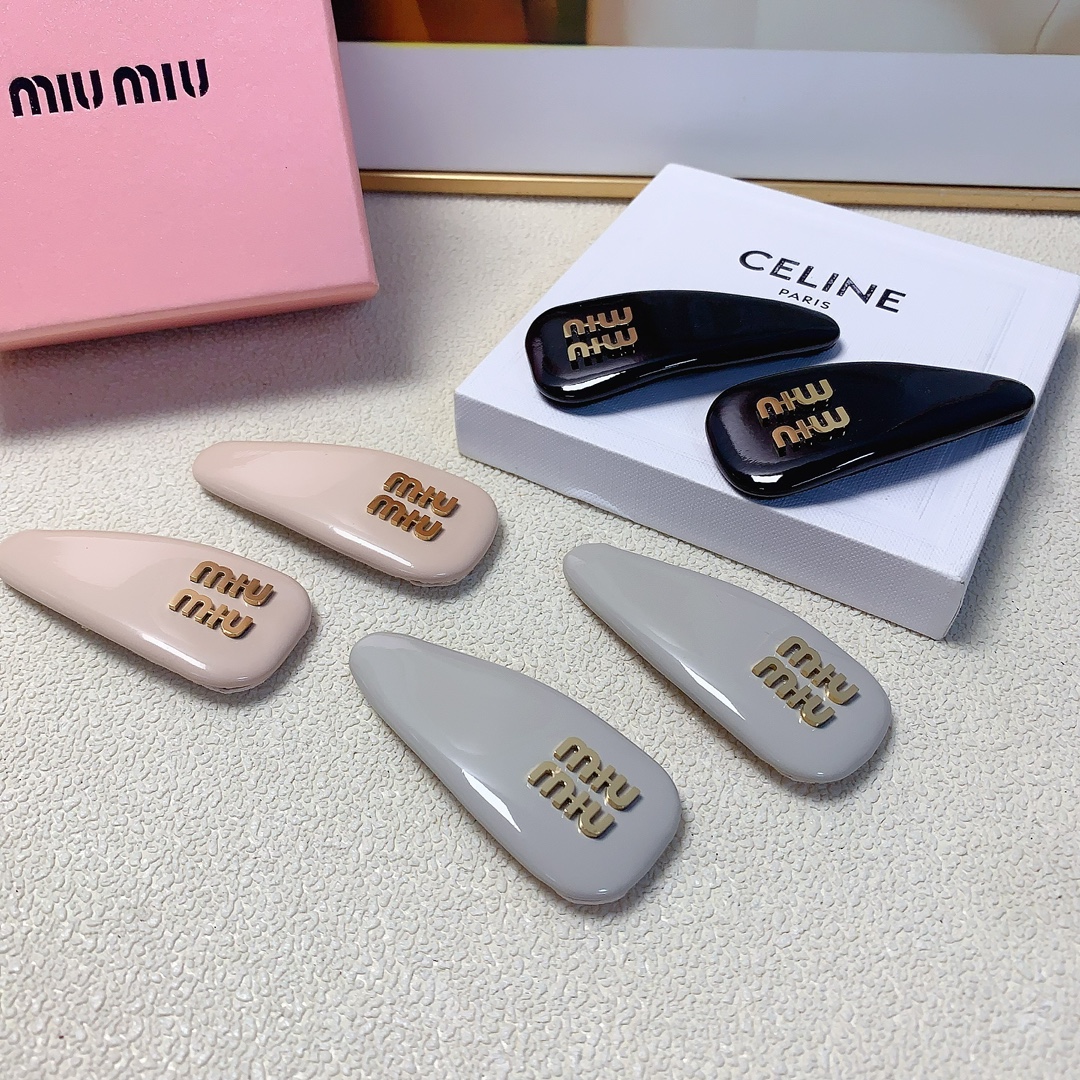 NO:283341,50 miumiu miumiu hairpin new titanium steel logo edge clip BB clip Temperament versatile little fairy must-in-one item Treasure model Close eyes recommended (one pair) hairpin, hairpin, miumiu, hairpins1986090950 miumiu缪缪 miumiu发夹 新款钛钢logo边夹BB夹 气质百搭小仙女必入单品 宝藏款 闭眼入推荐款（一对）发夹,发夹,miumiu,hairpins,accessory