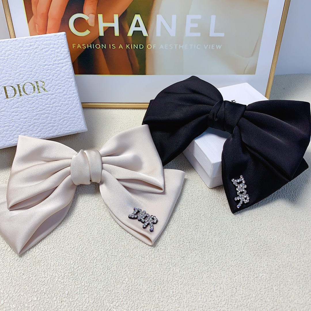 NO:283339,50 Dior Dior Hairpins, Satin bow, rhinestone logo, hairpins, spring clips, daily exquisite items, temperament and versatile little fairy must-have items, full of celebrity style~treasure style, closed eyes and recommended style (single) hairpins, hairpins, dior, dior, silk fabric, hairpins1986090950 Dior迪奥 Dior发夹 绸缎蝴蝶结水钻logo发夹弹簧夹 日常精致小单品 气质百搭小仙女必入单品 名媛风十足～宝藏款 闭眼入推荐款（单个）发夹,发夹,dior,dior,silk fabric,hairpins,accessory