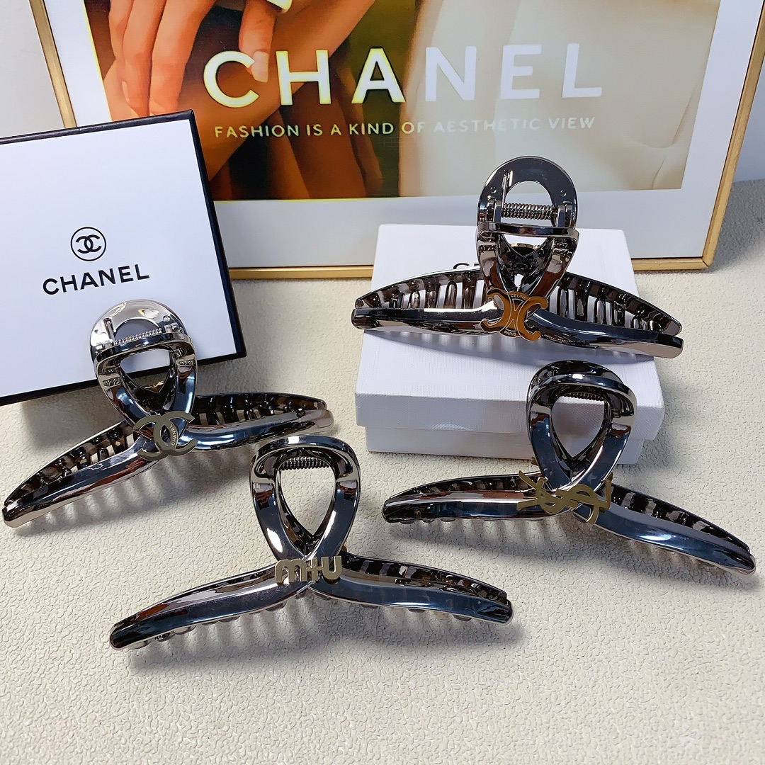 NO:283342,45 Chanel Xiaoxiang celine YSL Saint Laurent Miumiu Silver-gray titanium steel logo clips versatile temperament and exquisite daily items Little fairy must-have items Treasure model Closed eyes recommended (single with hairband box) hairpins, hairpins, celine, celine, chanel, miumiu, saint laurent, saint laurent, hairpins1986090945 chanel小香 celine赛琳 YSL圣罗兰 miumiu缪缪 银灰色钛钢logo抓夹 气质百搭 日常精致小单品 小仙女必入单品 宝藏款 闭眼入推荐款（单个配发箍盒）发夹,发夹,celine,celine,chanel,miumiu,saint laurent,saint laurent,hairpins,accessory