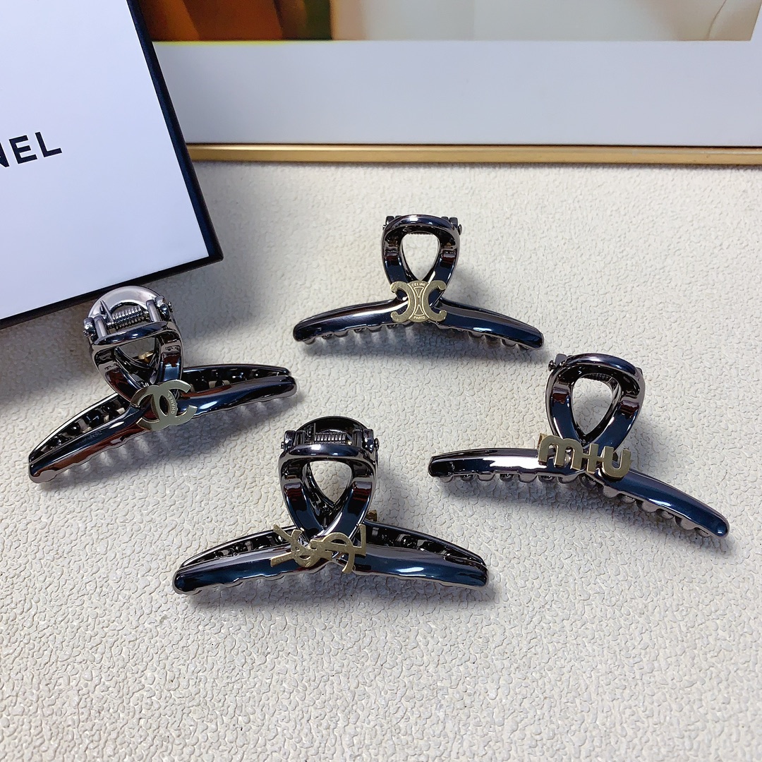 NO:283365,35 Chanel Xiaoxiang celine YSL Saint Laurent Miumiu Silver-gray titanium steel logo clips Temperament versatile daily exquisite items Little fairy must-in-one items Treasure model Closed eyes recommended (single) hairpin, hairpin, celine, celine, chanel, miumiu, saint laurent, saint laurent, hairpins1986090935 chanel小香 celine赛琳 YSL圣罗兰 miumiu缪缪 银灰色钛钢logo抓夹 气质百搭 日常精致小单品 小仙女必入单品 宝藏款 闭眼入推荐款（单个）发夹,发夹,celine,celine,chanel,miumiu,saint laurent,saint laurent,hairpins,accessory