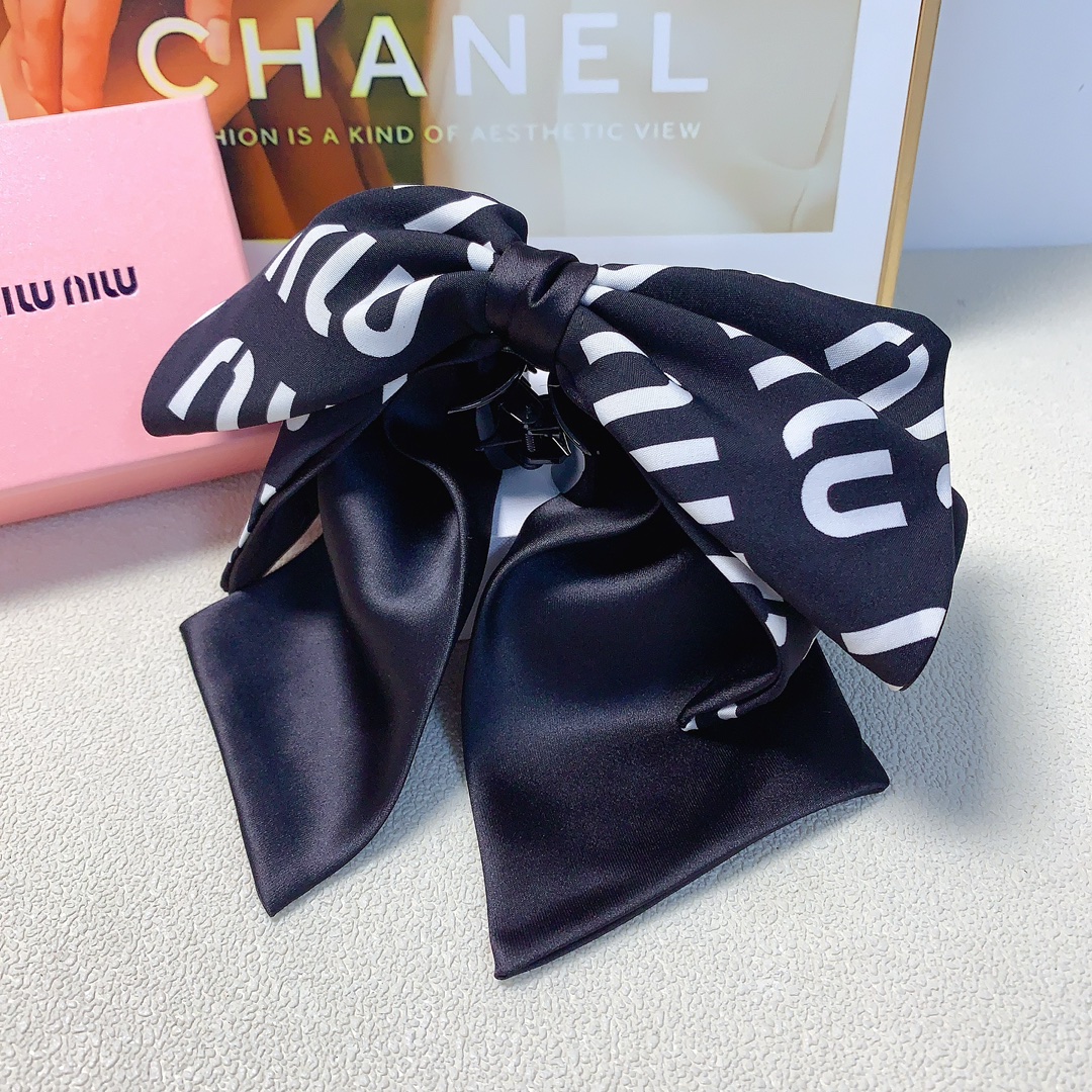 NO:283371,45 miumiu miumiu clips bow ribbon logo clips versatile temperament and exquisite daily items. Must-in-apple items for fairies. Treasure style. Recommended style for closed eyes (single with hairband box, hairpins, miumiu, hairpins1986090945 miumiu缪缪 miumiu抓夹 蝴蝶结飘带logo抓夹 气质百搭 日常精致小单品 小仙女必入单品 宝藏款 闭眼入推荐款（单个配发箍盒发夹,发夹,miumiu,hairpins,accessory