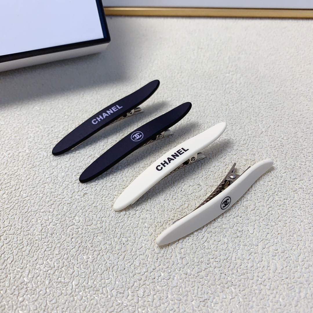 NO:283340,45 Chanel Xiaoxiang Chanel Pressing Clip Acetate Logo Pressing Clip Bangs Clip Daily exquisite items, Temperament versatile little fairy must-have items, Treasure style, Eye-closed recommended style (one pair) hairpins, hairpins, chanel, hairpins1986090945 chanel小香 chanel压夹 醋酸logo压夹边夹刘海夹日常精致小单品 气质百搭小仙女必入单品 宝藏款 闭眼入推荐款（一对）发夹,发夹,chanel,hairpins,accessory